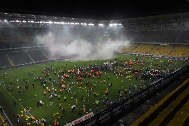 2012: Istanbul: Galatasaray ist nach dem Derby gegen Fenerbahce, einem der Stadtrivalen, t&uuml;rkischer Meister geworden. Nach dem A