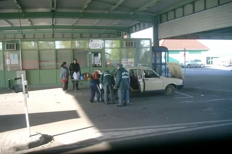  Strenge Autokontrolle 2004 an einem alten Grenz&uuml;bergang in Rum&auml;nien. 