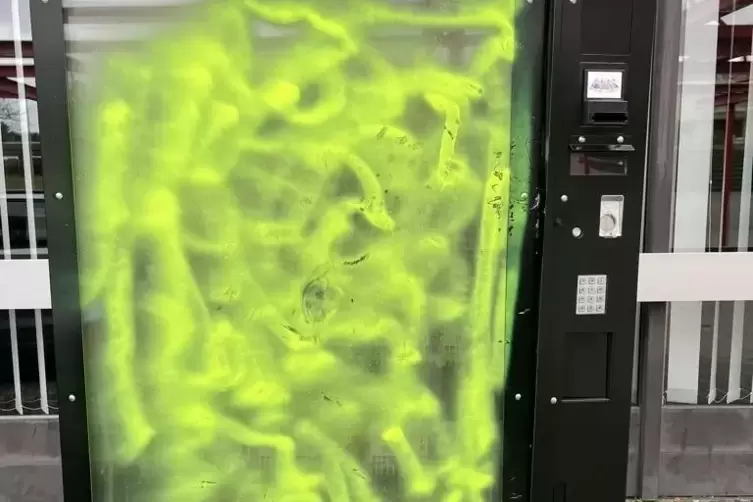 Mit grüner Farbe vollgesprüht und mit einer Brechstange aufgebrochen wurde Michael Schäfers Getränkeautomat im Schulzentrum auf 