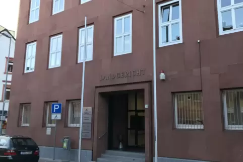 Die Verhandlung findet vor der 3. Großen Strafkammer des Landgerichts Frankenthal statt.