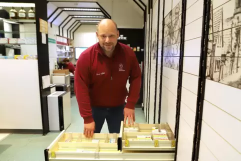 Apotheker Oliver Köhler in der Zügel-Apotheke Wörth. 