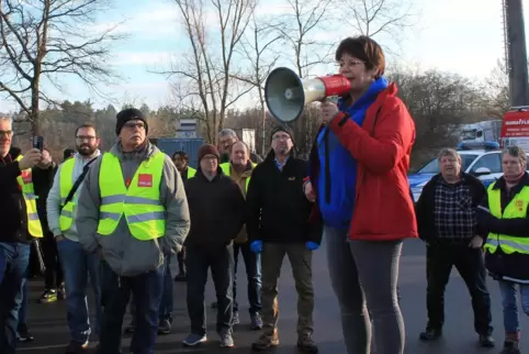  Gewerkschaftssekretärin Susanne Riedel gibt auf dem Parkplatz des Ramsteiner Autohofs letzte Anweisungen, bevor der Autokorso s