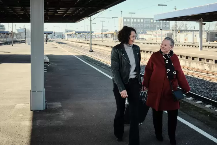 In „Tatort: Lenas Tante“ bekommt Lena Odenthal (Ulrike Folkerts) überraschend Besuch von ihrer bis dahin noch nie erwähnten Tant