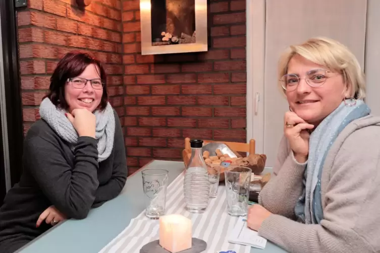 Melanie Kolbe (links) hat die Aktion „Leiningerland hilft“ zur Unterstützung von Flüchtlingen aus der Ukraine initiiert und Chri
