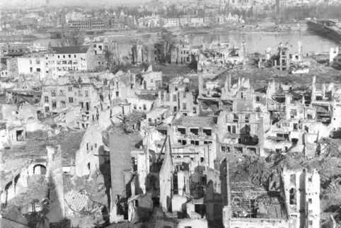 Ein Trümmerhaufen: die Ludwigshafener Innenstadt nach Kriegsende.