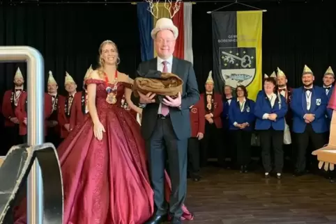„Nur Mut“, scheint RCV-Prinzessin Sophie dem Bürgermeister sagen zu wollen. Michael Müller muss sich mit einem Geweih auf dem Ko „Nur Mut“, scheint RCV-Prinzessin Sophie dem Bürgermeister sagen zu wollen. Michael Müller muss sich mit einem Geweih auf dem Ko