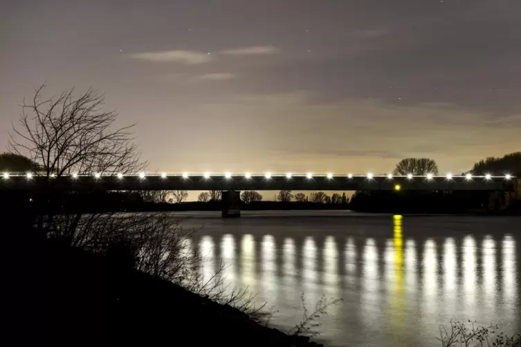 Ihre Fahrbahn ist erst vor wenigen Wochen repariert worden: Theodor-Heuss-Brücke der A6 zwischen Mannheim und Frankenthal. 