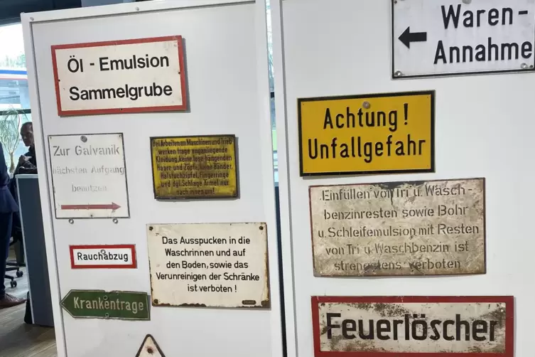Eine Sammlung von Schildern weckt Erinnerungen. 