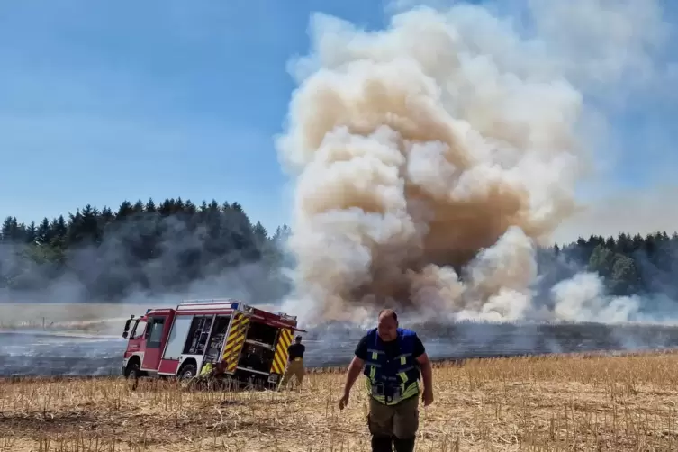 Dieses L&ouml;schfahrzeug hatte sich zu Beginn des Einsatzes am Bambergerhof in einem Dachsbau festgefahren. Es kostete Zeit und Wass