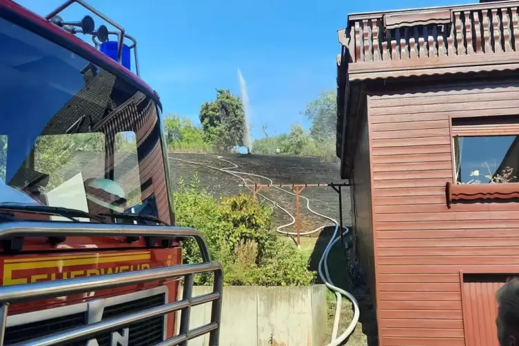 Das erste Haus im Saarland: Die Feuerwehr stoppte die Flammen im Garten. Der Fliederbusch wird dieses Jahr wohl nicht mehr austr