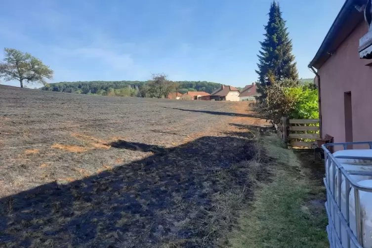 Das selbe aus von hinten: Hier ist gut zu erkennen, wie kritisch die Situation war. Noch zwei Meter, dann h&auml;tten die Flammen das
