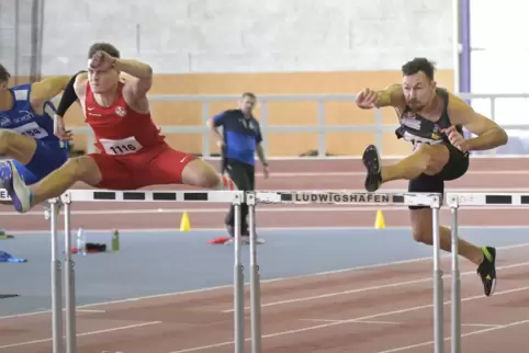 Hoch das Bein! Moritz Heene (links) beim Hallen-Duell mit Niklas Kaul.