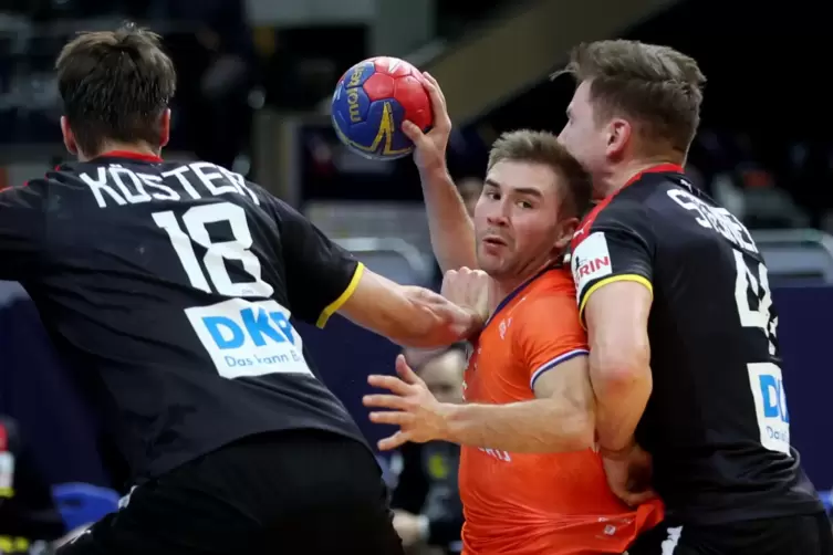 Kein Durchkommen f&uuml;r den niederl&auml;ndischen Spielmacher Luc Steins.
