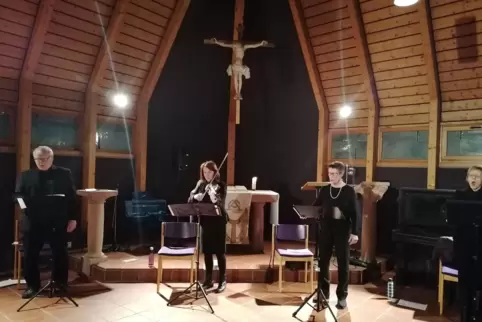 Während (von links) Robert Metz, Ina Kaufmann und Barbara Buhr singen, spielt Dagmar Metz (Zweite von links) Violine. Auf dem Fo