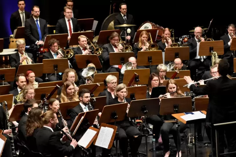 Entführte musikalisch nach Paris, New York und Mexiko: die Bläserphilharmonie Deutsche Weinstraße im Saalbau