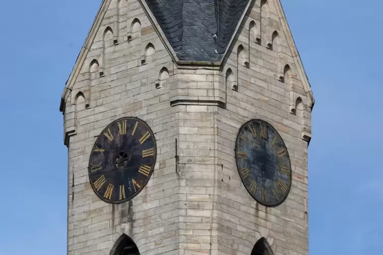 Viele Menschen vermissen die Uhr am Kirchturm. Nachfragen gibt es beim Pfarrer und Bürgermeister.
