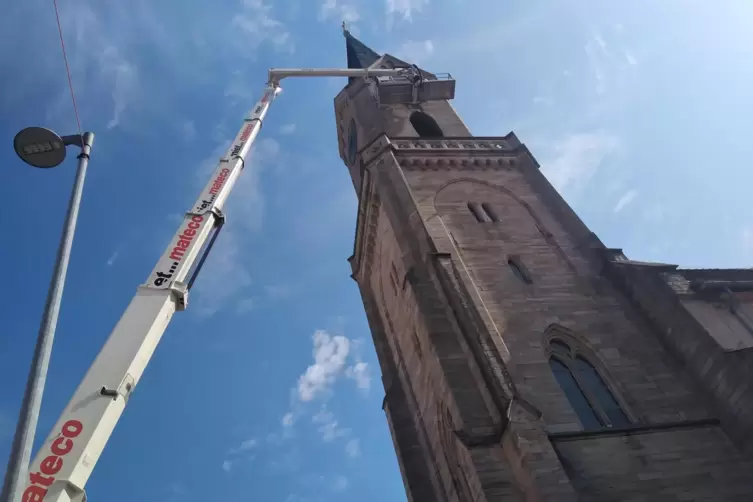 Mit einem Hubsteiger und beweglichem Ger&uuml;st wurden die Zeiger abmontiert.