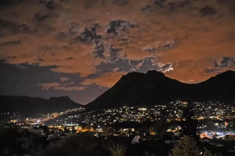 Ein seltener Anblick: Licht in Kapstadt, der nach Johannesburg zweitgrößten Stadt Südafrikas.