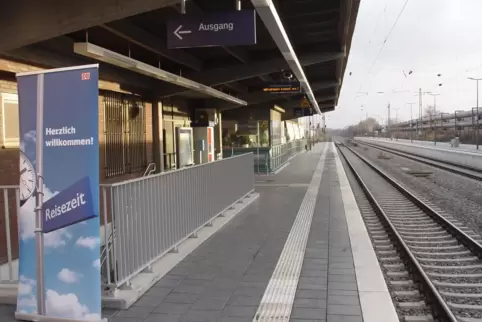 Bahnsteige erneuert und verlängert, Aufzüge eingebaut: der modernisierte Bahnhof in Käfertal. 
