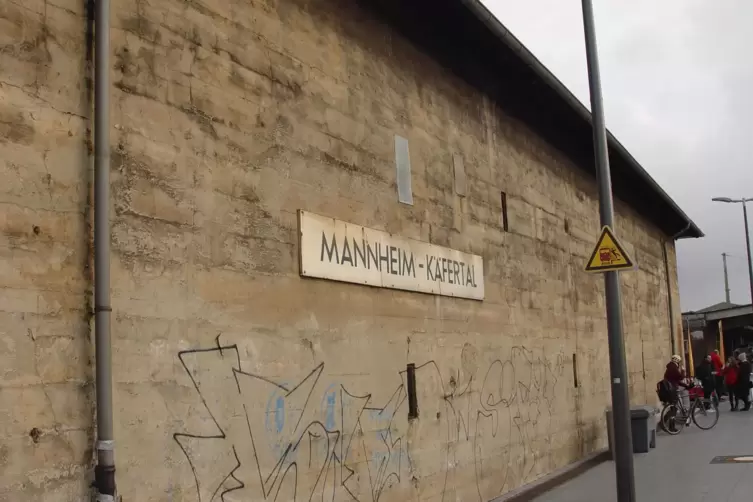 Schandfleck: der verunstaltete Bunker neben dem Bahnhof.