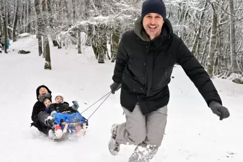 Winterspaß am Samstag: Familie Pfrang aus Maikammer im Wald unterhalb der Kalmit.