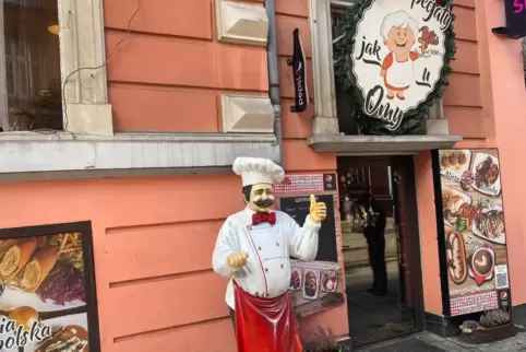 Originelle Werbung für ein Lokal in Kattowitz.