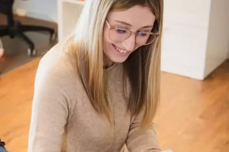 Hebamme Elisa Schimpf bei der Betreuung einer schwangeren Frau. 