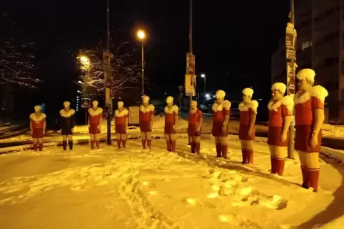 Der Schneefall stattete die Kicker am Elf-Freunde-Kreisel mit weißen Mützen und weißen Kragen aus. 