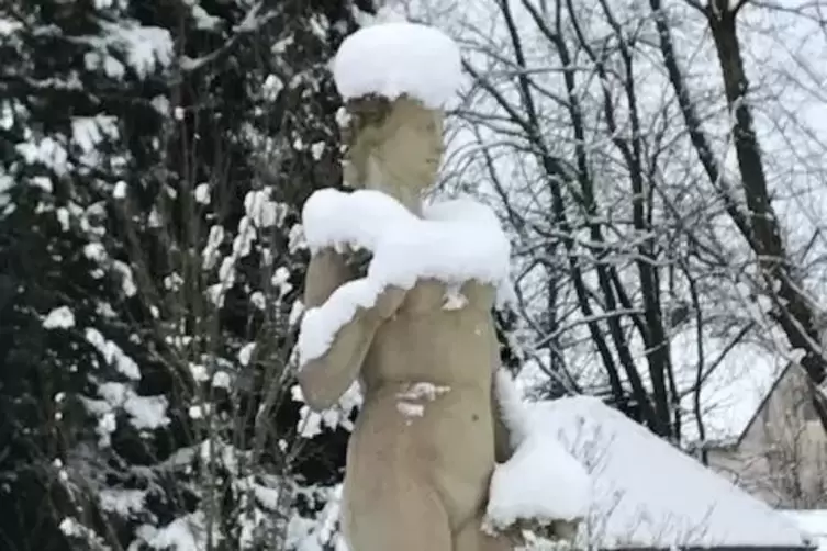 Ein Foto „aus dem Rosengarten, wo die Damen zur Zeit statt Weihnachtsmützen Schneehauben und Pelzkragen tragen“, hat Carola Jeke
