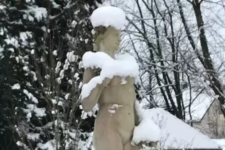 Ein Foto &bdquo;aus dem Rosengarten, wo die Damen zur Zeit statt Weihnachtsm&uuml;tzen Schneehauben und Pelzkragen tragen&ldquo;, hat Carola Jeke