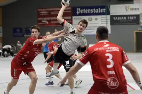 Jan-Philipp Winkler (Mitte) kommt für die mHSG gegen Ferndorf zum Wurf.