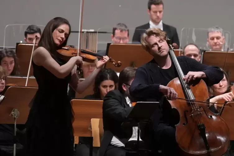 Lena Neudauer (Geige) und Julian Steckel (Cello) waren die Solisten des Abends.