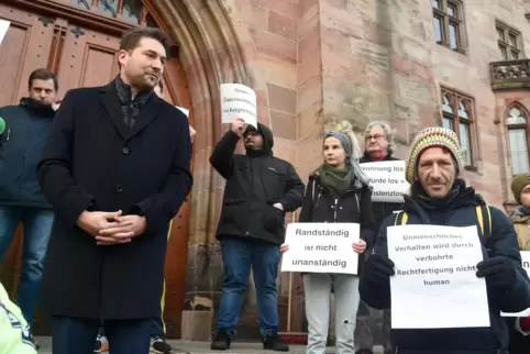 Saarbrückens OB Uwe Conradt stellt sich nach der Räumung der Obdachlosen-Zelte der Kritik der Menschen. 