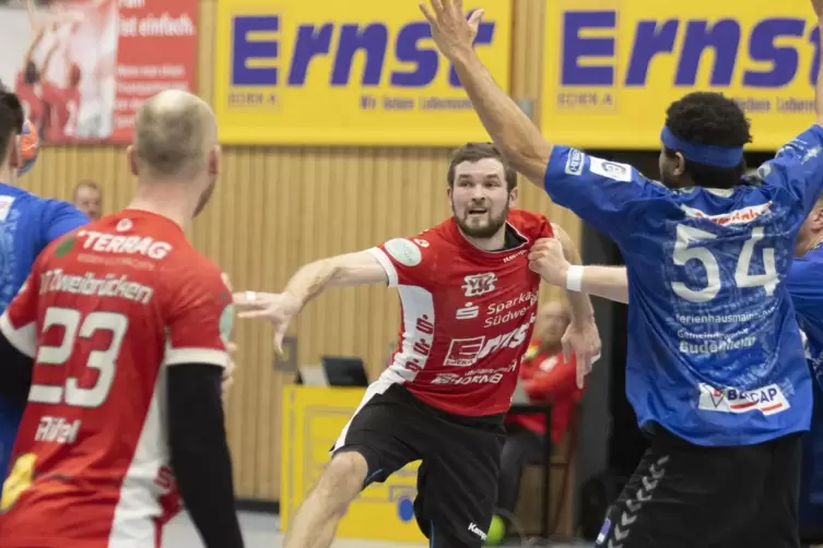 Ein Aktivposten, aber nicht fehlerfrei: VTZ-Rückraumspieler Moritz Baumgart (Bildmitte) hat nicht alle seine Chancen genutzt. 