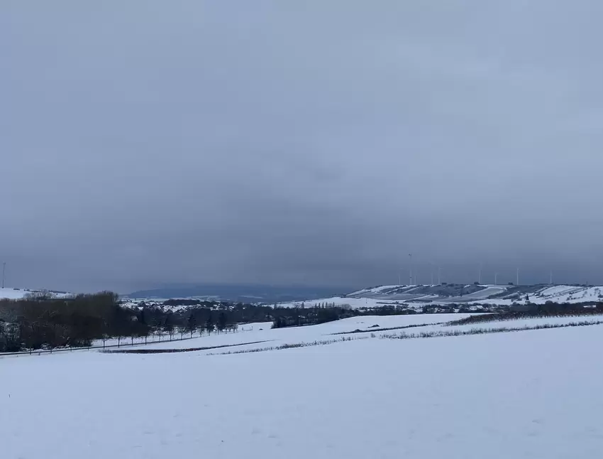 Der Blick auf das verschneite Zellertal, der Donnersberg ist kaum zu erkennen.