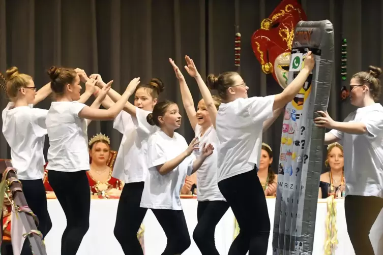 Beim Showtanz: die Rot-Wei&szlig;e Junioren-Tanzgruppe. 