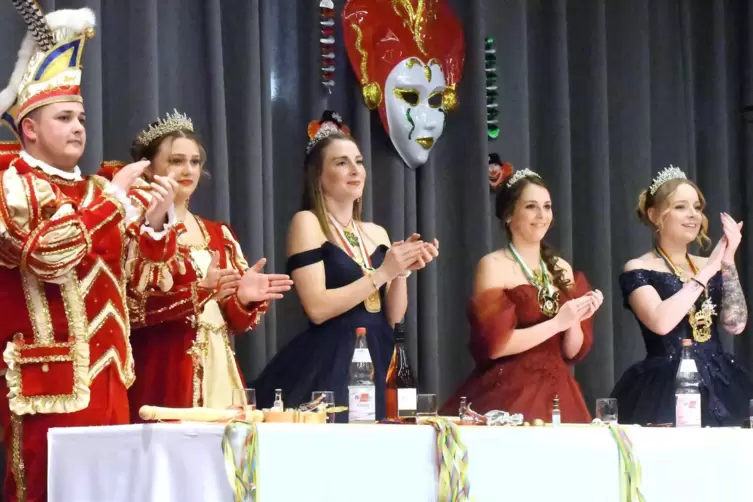 Ein Prinzenpaar (aus Altenglan) und viele Prinzessinnen waren in Erlenbach zu Gast. 