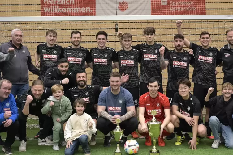 Das Siegerteam vom FC Arminia Ludwigshafen mit dem neuen Stadtmeister-Pokal. 