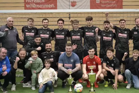 Das Siegerteam vom FC Arminia Ludwigshafen mit dem neuen Stadtmeister-Pokal. 