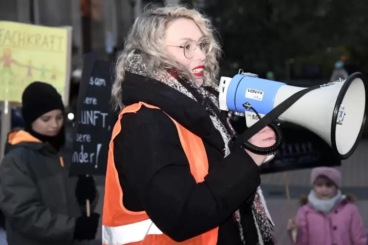 Eltern protestieren gegen die Betreuungssituation in Kitas: Anna Starzetz vom Stadtelternausschuss Frankenthal im November. In L