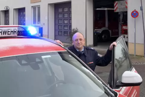 Vor dem Feuerwehrgerätehaus in Mechtersheim, das neu gebaut werden soll: Wehrleiter Stefan Zöller. 