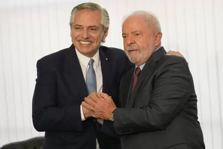 Luiz Inacio Lula (rechts), Präsident von Brasilien, und sein argentinischer Amtskollege Alberto Fernandez freuen sich nach Lulas
