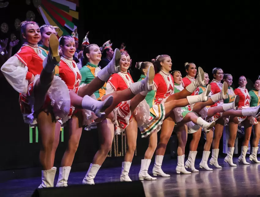 Hoch die Beine heißt es bei der Prinzessgarde der Ballettschule Flex & Point.