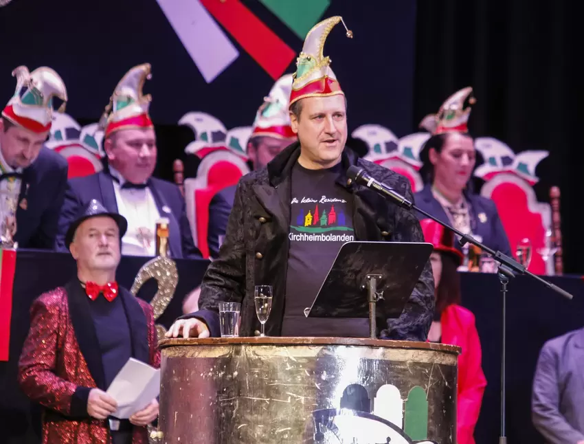 Stadtbürgermeister Marc Muchow begrüßt die närrischen Gäste.