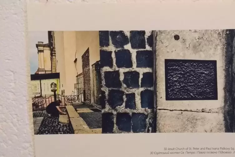 Das Motiv zeigt Susanne Krell beim Abnehmen einer Frottage im ukrainischen Lwiw. 