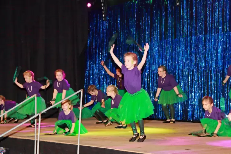 Die kleinsten von zahlreichen TVH-Tanzgruppen: Die „Crazy Girls“ hüpfen und tanzen als Meerjungfrauen über die Showbühne in der 