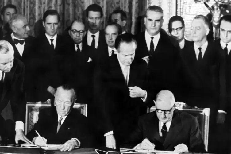 Konrad Adenauer (links) und Charles de Gaulle unterzeichnen im Élysée-Palast den deutsch-französischen Freundschaftsvertrag. 