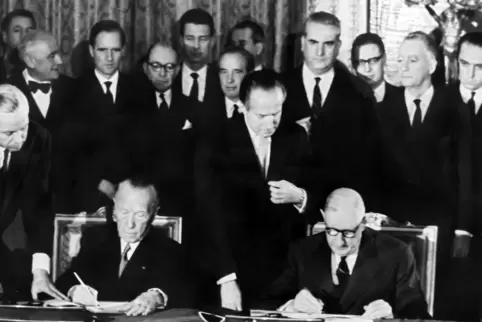 Konrad Adenauer (links) und Charles de Gaulle unterzeichnen im Élysée-Palast den deutsch-französischen Freundschaftsvertrag. 