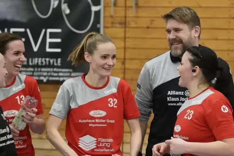 FSG-Trainer Björn Stoll freut sich mit (von links) Laura Fuchs, Sina Siegel und Susanne Dausch.
