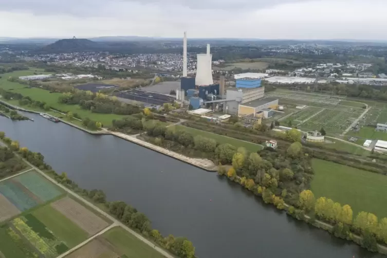 Das stillgelegte Kohlekraftwerk Ensdorf liegt direkt an der Saar. Das Kraftwerk soll abgerissen, an seiner Stelle eine Halbleite
